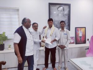 Read more about the article మల్కాజ్ గిరి ఎమ్మెల్యే గారి క్యాంపు కార్యాలయంలో  గౌతమ్ నగర్ డివిజన్ గౌతమ్ నగర్ కాలనీ వెల్ఫేర్ అసోసియేషన్  వాసులు వారి కాలనీ సమస్యలు త్రాగునీరు , స్పీడ్ బ్రేకర్స్, విద్యుత్ స్తంభాలు, స్పోర్ట్స్ మెటీరియల్స్, ట్రాఫిక్, పారిశుద్యం, బస్ సౌకర్యం, రైల్వే అండర్ బ్రిడ్జి నిర్మాణం  ఏర్పాటు చేయాలని పలు సమస్యలను పరిష్కరించాలని మల్కాజ్గిరి ఎమ్మెల్యే మర్రి రాజశేఖర్ రెడ్డి గారిని మర్యాదపూర్వకంగా కలిసి వినతి పత్రం అందజేశారు.