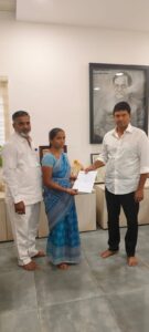 Read more about the article సీఎం రిలీఫ్ ఫండ్ ఎల్ఓసి రూ .1,10,000/-, విలువగల మంజూరైన పత్రన్ని లబ్ధిదారురాలు బాలరాజు కుటుంబ సభ్యులకు మల్కాజ్గిరి ఎమ్మెల్యే శ్రీ మర్రి రాజశేఖర్ రెడ్డి గారు.