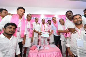 Read more about the article బీఆర్ఎస్ అధినేత కేసీఆర్ గారి చేతుల మీదుగా బీ ఫామ్ తీసుకున్న మల్కాజ్గిరి పార్లమెంట్ ఎంపీ అభ్యర్థి శ్రీ రాగిడి లక్ష్మారెడ్డి గారు